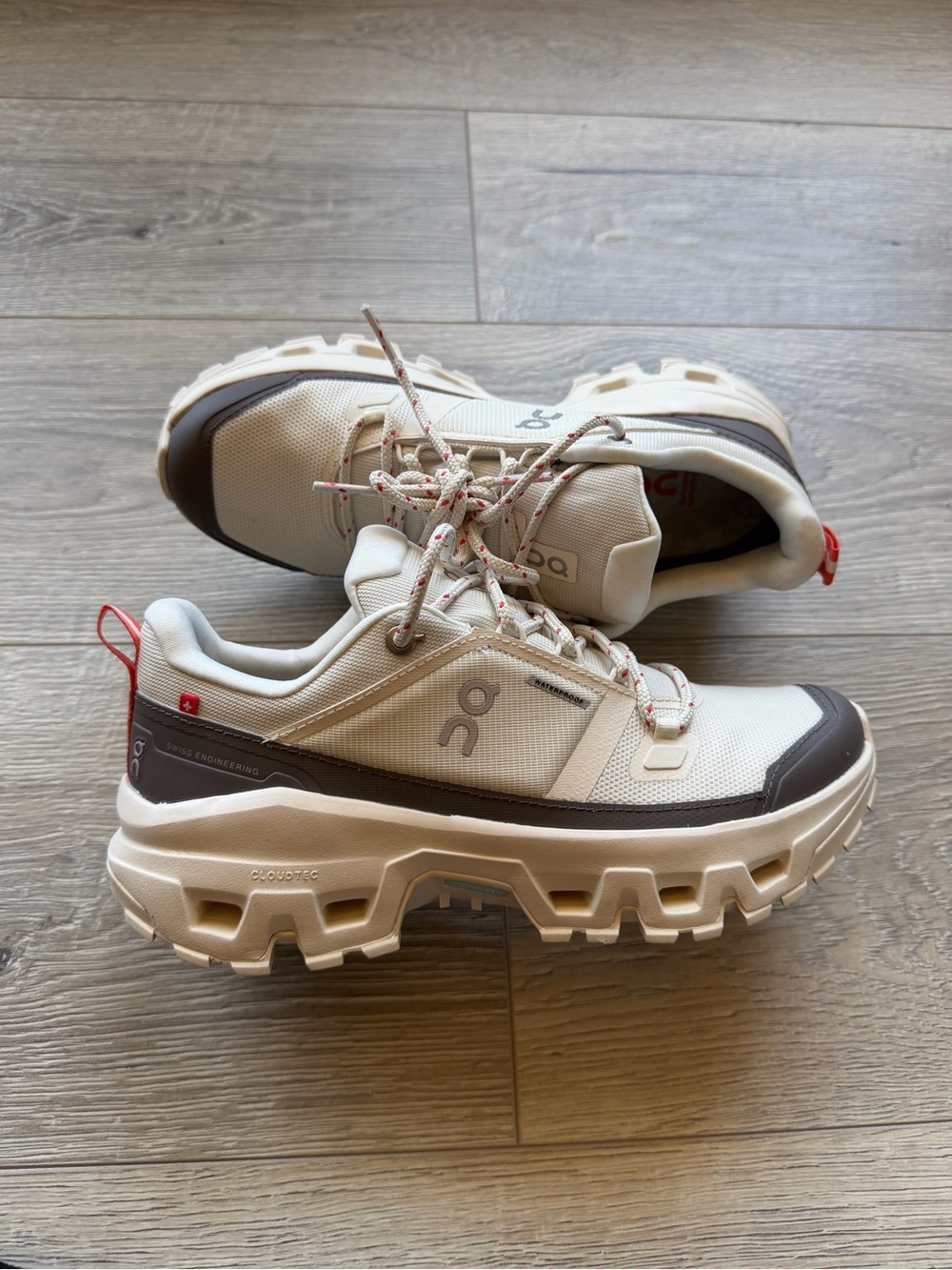 ON CLOUD SNEAKERS